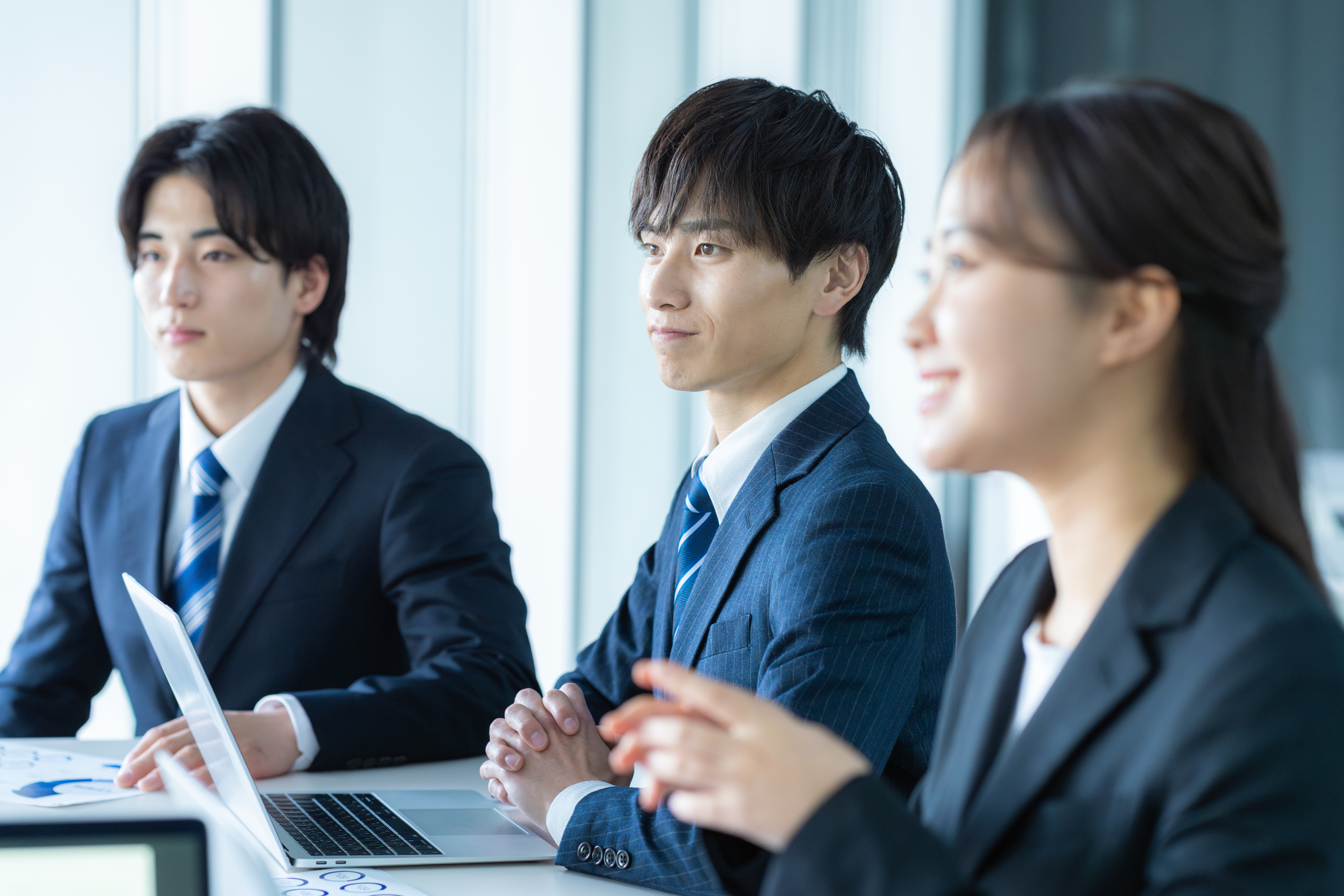 商談を行うビジネスパーソンのイメージ